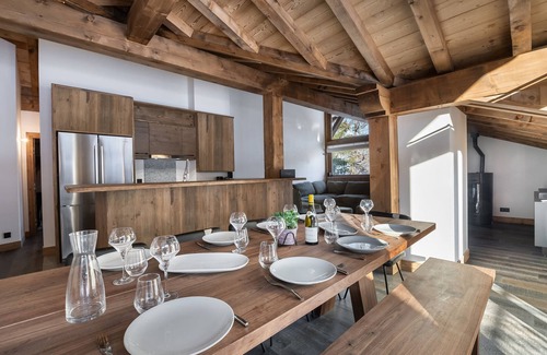 Le Praz Apartment | Luxury Apartment Near Pistes with Hammam, Parking, and Ski Room