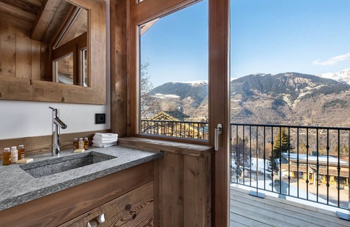 Le Praz Apartment | Luxury Apartment Near Pistes with Hammam, Parking, and Ski Room