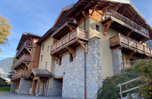 Le Praz Apartment | Luxury Apartment Near Pistes with Hammam, Parking, and Ski Room