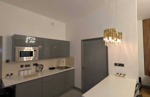 The Docks Apartment | Luxury apartment near the waterfront – prestigious Water Street location!