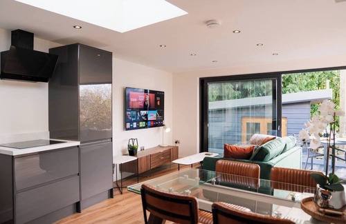 Evesham Apartment | Luxury Apartment nr Broadway with Private Parking!