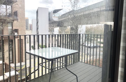 Royal Docks Apartment | Luxury apartment that offers amazing views of the beautiful London city sky line