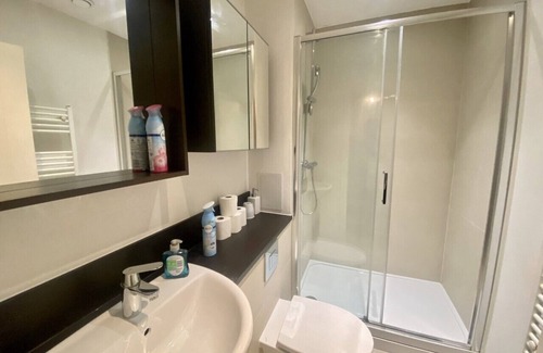 Royal Docks Apartment | Luxury apartment that offers amazing views of the beautiful London city sky line