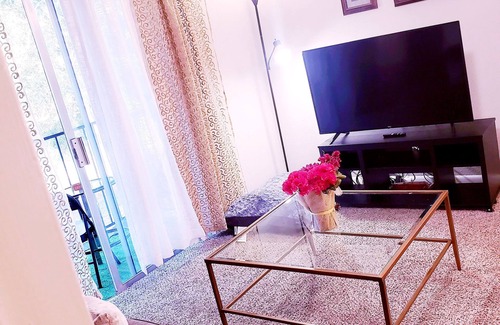 Lawrenceville Apartment | Luxury Apartment with Balcony near shops