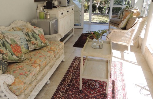 Walmer Cottage | Luxury APARTMENT with private entrance in beautiful indigenous garden