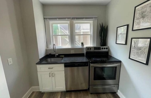 Weinland Park House | Luxury Apt. Near Downtown/King Bed/Hot Tub/Private Patio