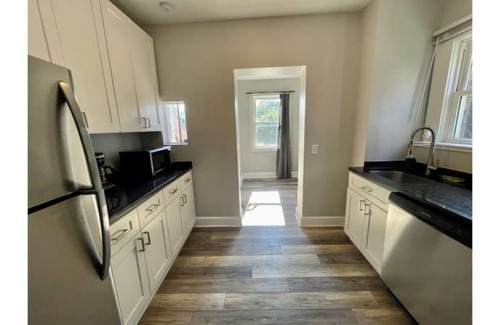 Weinland Park House | Luxury Apt. Near Downtown/King Bed/Hot Tub/Private Patio