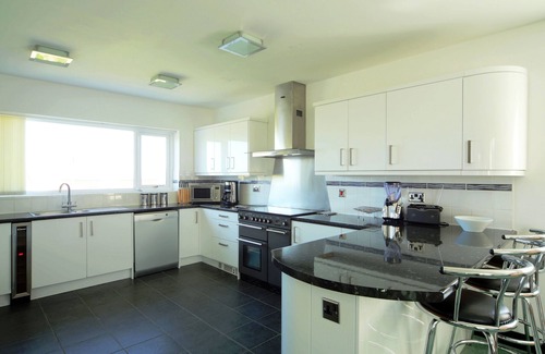 Beadnell Cottage | Luxury Art Deco house directly opposite the beach