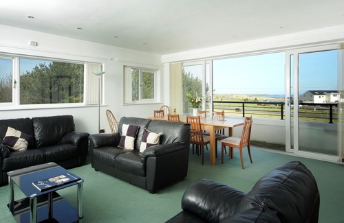 Beadnell Cottage | Luxury Art Deco house directly opposite the beach