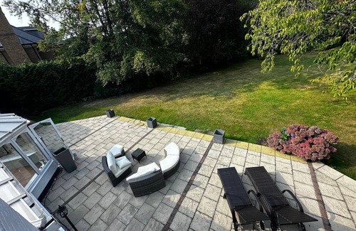 Sunninghill Cottage | Luxury Ascot-Art Cottage | Royal Ascot | Wentworth