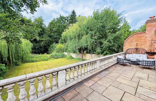 Sunningdale House | Luxury Ascot Escape with Private Hydrotherapy Pool & Wellness Spa
