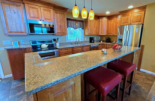 Snowshoe Cabin | Luxury at Snowshoe | Jacuzzi Mountain Views + Arcade