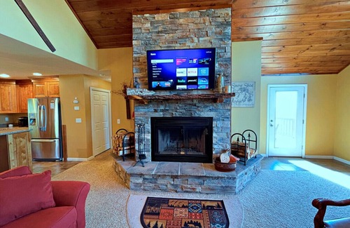 Snowshoe Cabin | Luxury at Snowshoe | Jacuzzi Mountain Views + Arcade