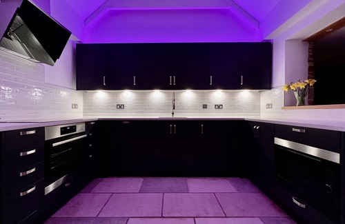 Wadebridge House | Luxury barn conversion near Padstow - stunning ocean views, garden and hot tub