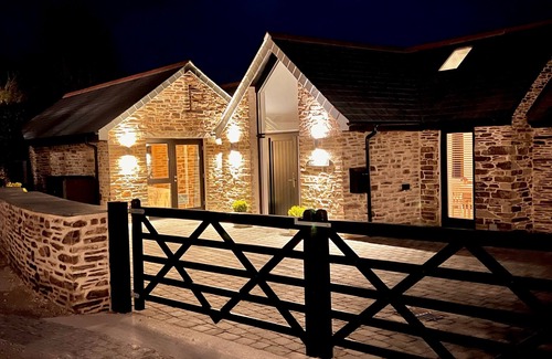 Wadebridge House | Luxury barn conversion near Padstow - stunning ocean views, garden and hot tub