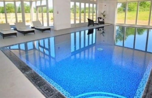 Dulcote House | Luxury Barn Conversion with Indoor Pool, Steam Room, Sauna, Gym and Tennis Court