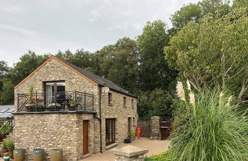 Ewenny House | Luxury Barn near Heritage Coast ,Ewenny with hot tub and outdoor pizza oven.