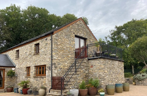 Ewenny House | Luxury Barn near Heritage Coast ,Ewenny with hot tub and outdoor pizza oven.