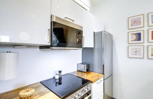 Jefferson City Apartment | Luxury Barndo 2AN Europe Style Farm Stay Chickens