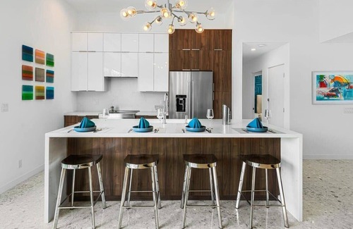 Indian Canyon Villa | Luxury Bauhaus Retreat w/Pool&Hot Tub + Mtn Views