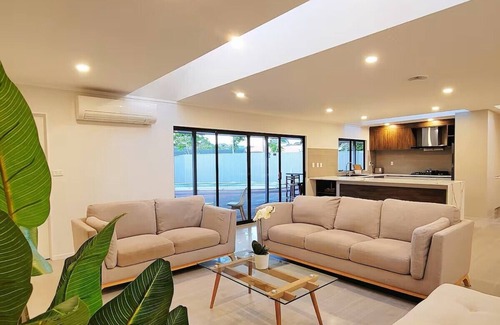Army Bay House | Luxury Bay Vacation Home with 5 Ensuites