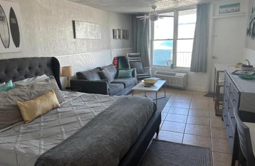 Daytona Beach Apartment | Luxury Beach Condo with Pool and Tiki Bar!