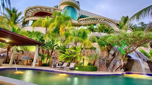 Boca de Tomatlan Villa | Luxury Beach Frontage Villa For Rent