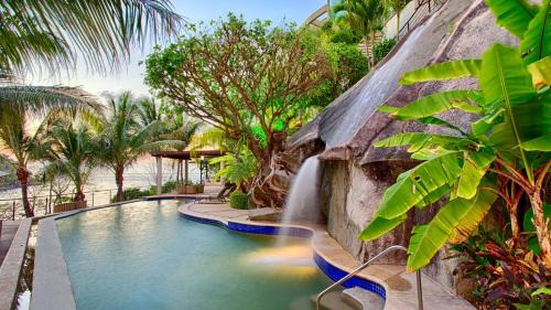 Boca de Tomatlan Villa | Luxury Beach Frontage Villa For Rent