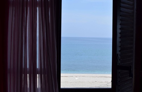 Zagora-Mouresi Apartment | Luxury Beach House on the Sandy Beaches of C