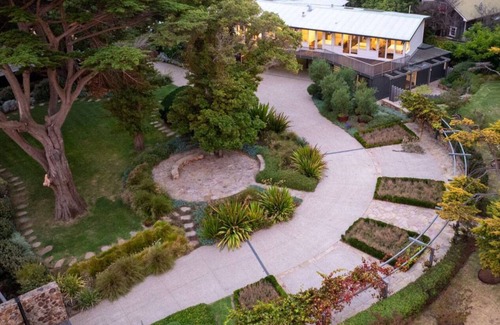 Dromana House | Luxury Beach House on two acres/Private Bathing Box/Botanic Like Gardens
