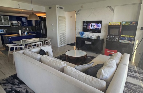 Central Beach Apartment | ⚓️LUXURY BEACHFRONT CONDO⚓️n W Hotel Residences- In House Arcade in Condo⚓️