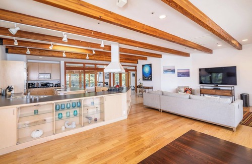 El Granada House | Luxury Beachfront Penthouse/Walk to the Beach, Restaurants, Entertainment