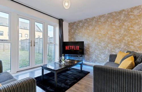 Bordesley Apartment | Luxury Birmingham City Centre Townhouse with FREE Parking - Sleeps 4 - Perfect for Contractors, Business Travellers, Families and other Groups - Near Bullring, Newstreet, Selfridges, NEC, NIA & Birmingham airport
