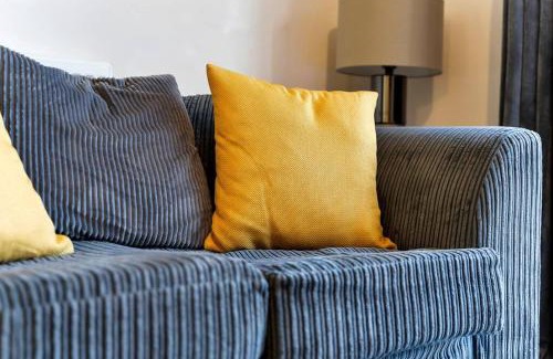 Bordesley Apartment | Luxury Birmingham City Centre Townhouse with FREE Parking - Sleeps 4 - Perfect for Contractors, Business Travellers, Families and other Groups - Near Bullring, Newstreet, Selfridges, NEC, NIA & Birmingham airport