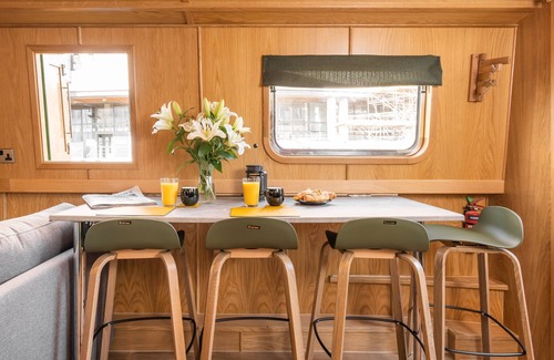 Tollcross Boat Rental | Luxury Boat, Floating Barge Accommodation