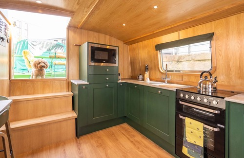 Tollcross Boat Rental | Luxury Boat, Floating Barge Accommodation