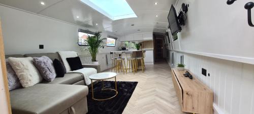 Liverpool Boat Rental | Luxury Boat Stay Liverpool sleeping 6 WiFi