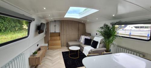 Liverpool Boat Rental | Luxury Boat Stay Liverpool sleeping 6 WiFi