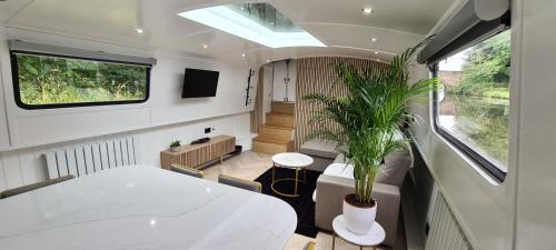Liverpool Boat Rental | Luxury Boat Stay Liverpool sleeping 6 WiFi