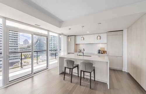 Humber Bay Condo | Luxury Boutique Condo on Lake Ontario & minutes from Downtown Toronto