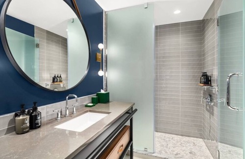 Downtown Vancouver House | Luxury boutique Rooms located in the heart of the Vancouver Waterfront Park