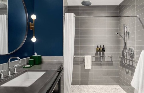 Downtown Vancouver House | Luxury boutique Rooms located in the heart of the Vancouver Waterfront Park