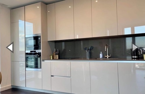 Tachbrook Apartment | Luxury bright 2bd 2br apartment by American Embassy in Nine Elm Centre Zone1