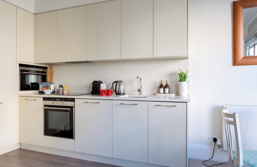Redcliffe Apartment | Luxury | Bright & Quiet Flat | Chelsea | Earls Court | Fulham Road