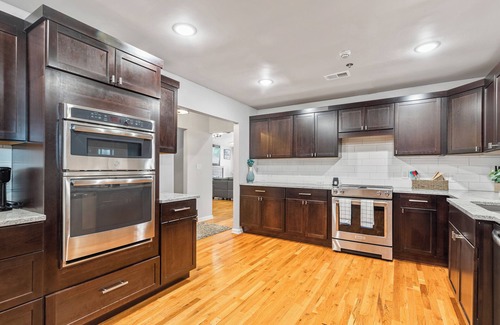 Inman House | Luxury Brooks Retreat – 7BR 9BA, WiFi, Chef's Kitchen, Workspace, Outdoor Oasis!