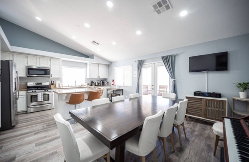 Green Valley House | Luxury by the strip 5 star home close to LVB and airport. Great family home.