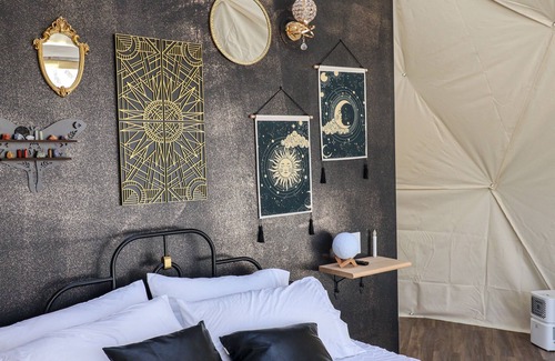 Mansfield-et-Pontefract Cabin | Luxury lakeside glamping- Stargazer Dome