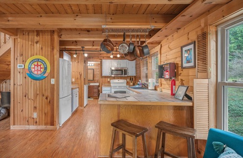 Vein Mountain Cabin | Luxury Cabin 45 Min to Asheville |Hot Tub|Fire pit