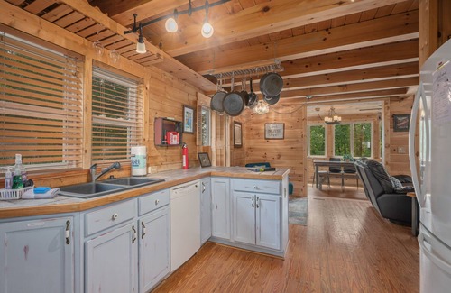 Vein Mountain Cabin | Luxury Cabin 45 Min to Asheville |Hot Tub|Fire pit