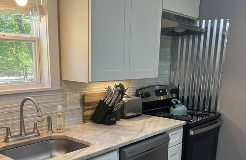 Roland Cottage | Luxury cabin close to State Parks!